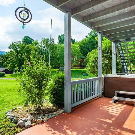 Ole Smoky Bnb - Game Room, Hot Tub, Mtn Views! ピジョンフォージ エクステリア 写真